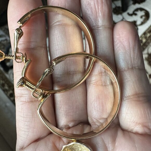 Vintage Hoops Clip On Screw Back Gold Tone & Ribbed Stud Earrings Lot Of 2 - Picture 8 of 11